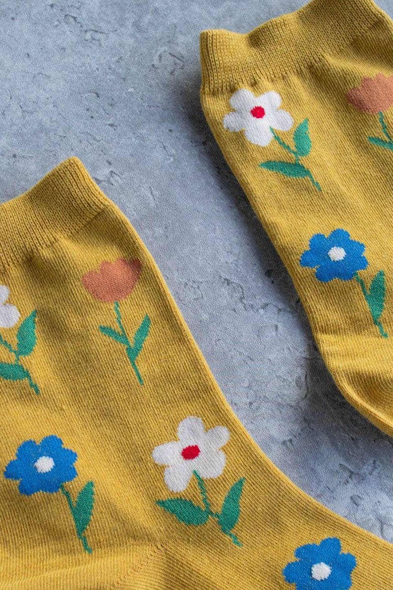 Favorite Flower Casual Socks: Cream