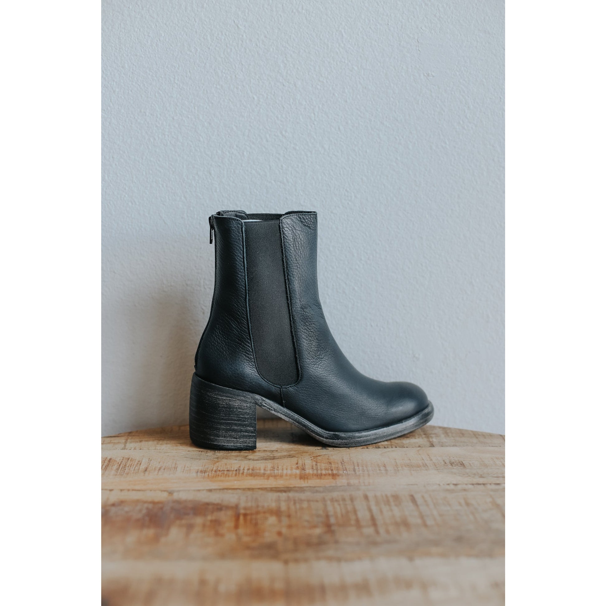 Free People Essential Chelsea Boots - Black – The Local Honey Collective