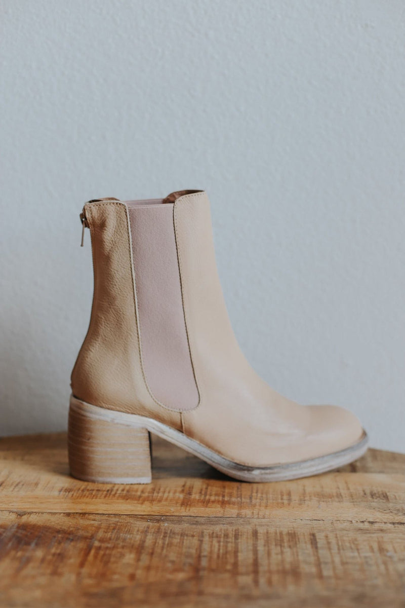 finansiere Foto Muldyr Free People Essential Chelsea Boots - Sandy Beige – The Local Honey  Collective